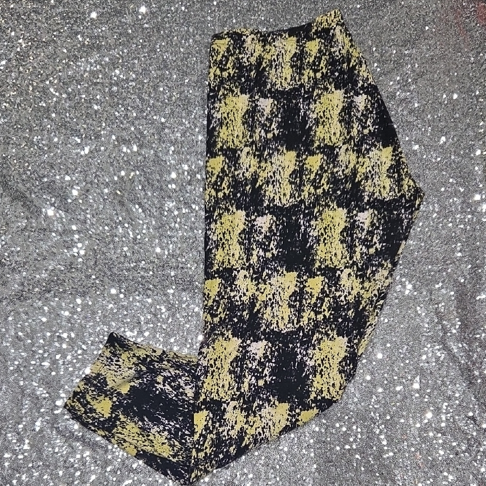 Stylish Black and Yellow Patterned Leggings